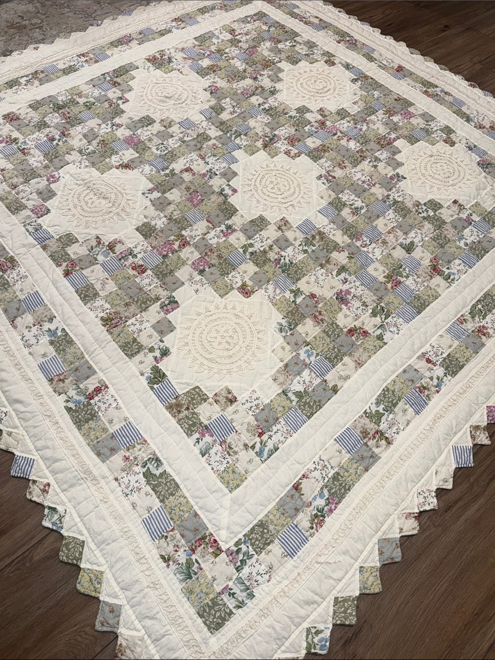 Classic Floral Patchwork Lace Quilt Bedspread in Cream and Pastel